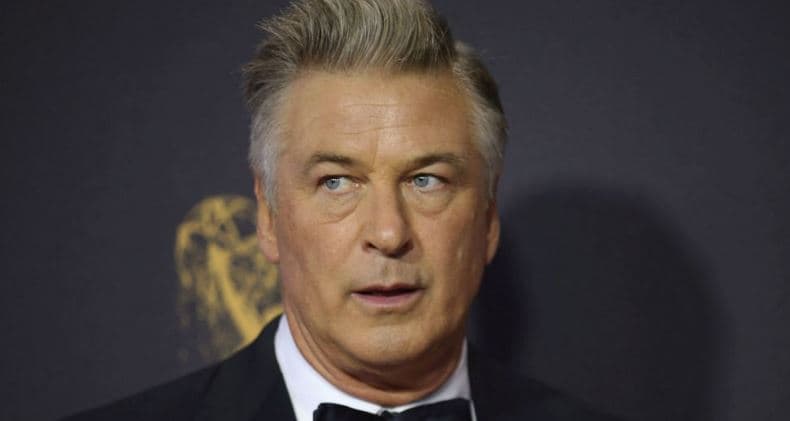 Alec Baldwin ua dorëzon telefonin hetuesve