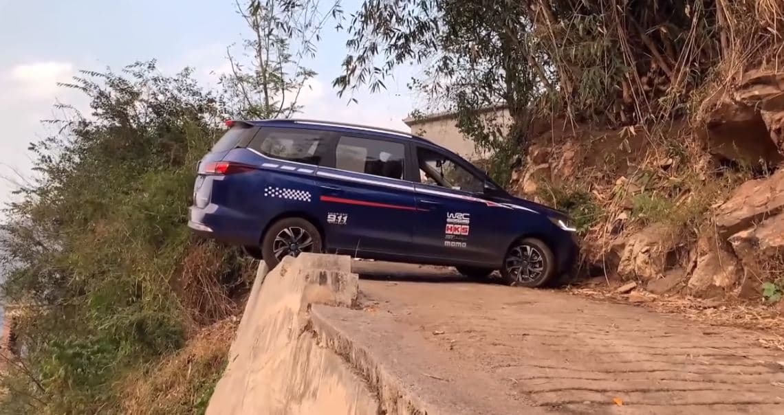 Eksperti i vozitjes e kthen veturën për 180 shkallë në rrugë tejet të ngushtë (VIDEO)