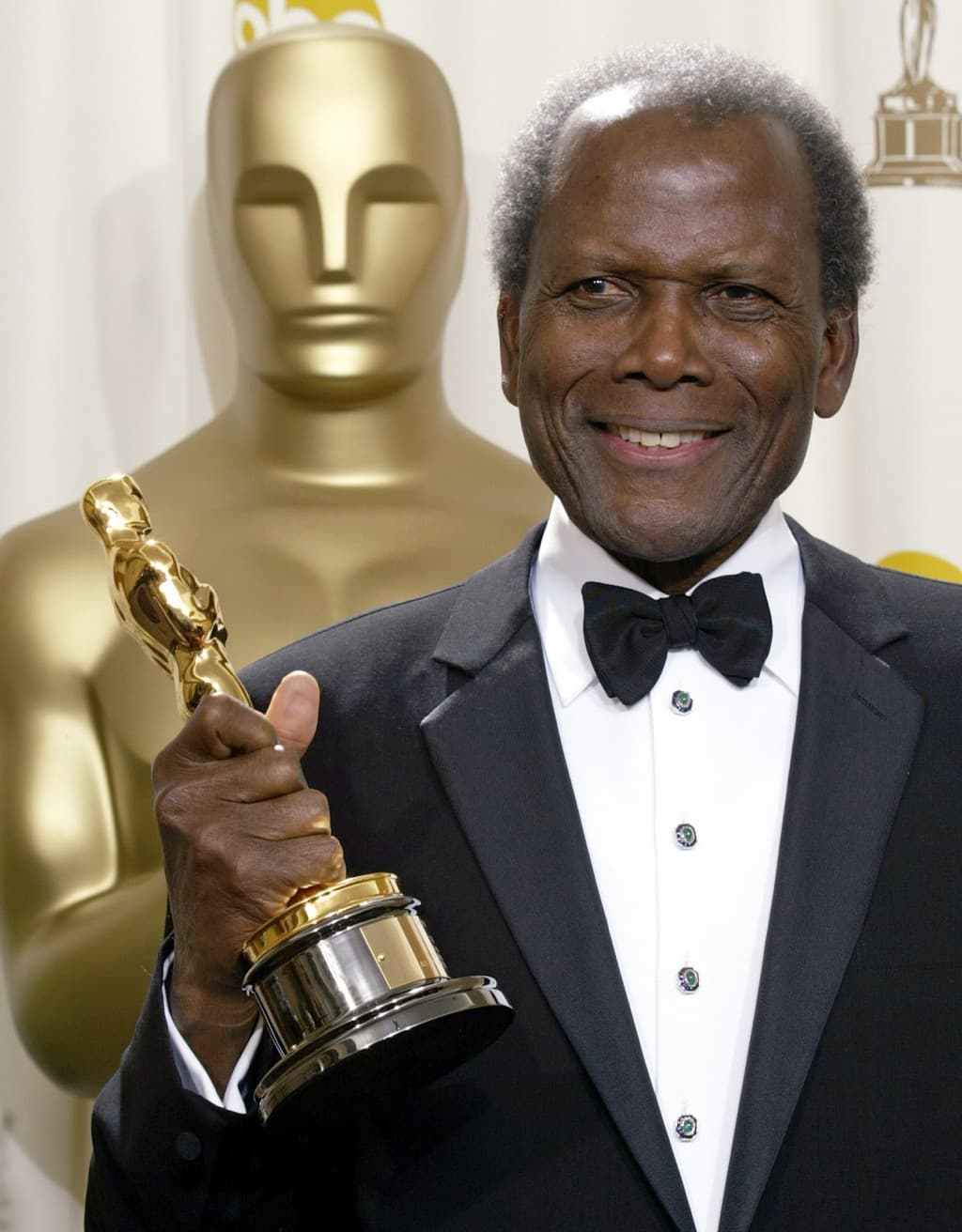 Vdes Sidney Poitier, aktori i parë me ngjyrë që fitoi Oscarin