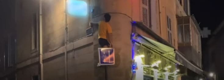 Ndotja nga dritat: Grupi i të rinjve kursen rrymë duke i fikur dritat e qytetit (VIDEO)