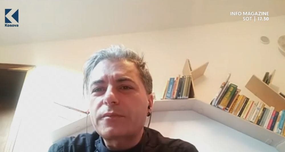 Tingujt e violinës së Eugjen Gargjola shoqërojnë foshnjat gjatë mjekimit (VIDEO)