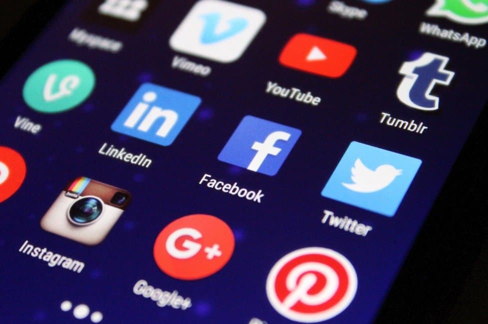 Burrat, në rrezik më të lartë për shantazh në internet sesa gratë, zbulon studimi