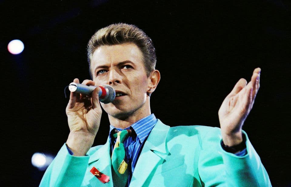 Katalogu i rokerit David Bowie blihet nga Warner Music