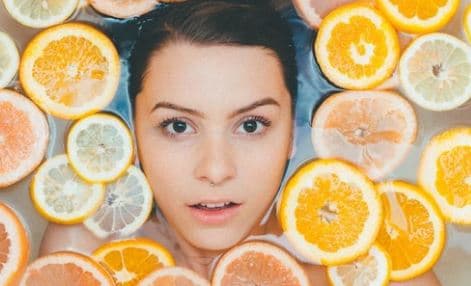 Dermatologët rekomandojnë pesë lloje ushqimesh për të luftuar alergjitë e lëkurës