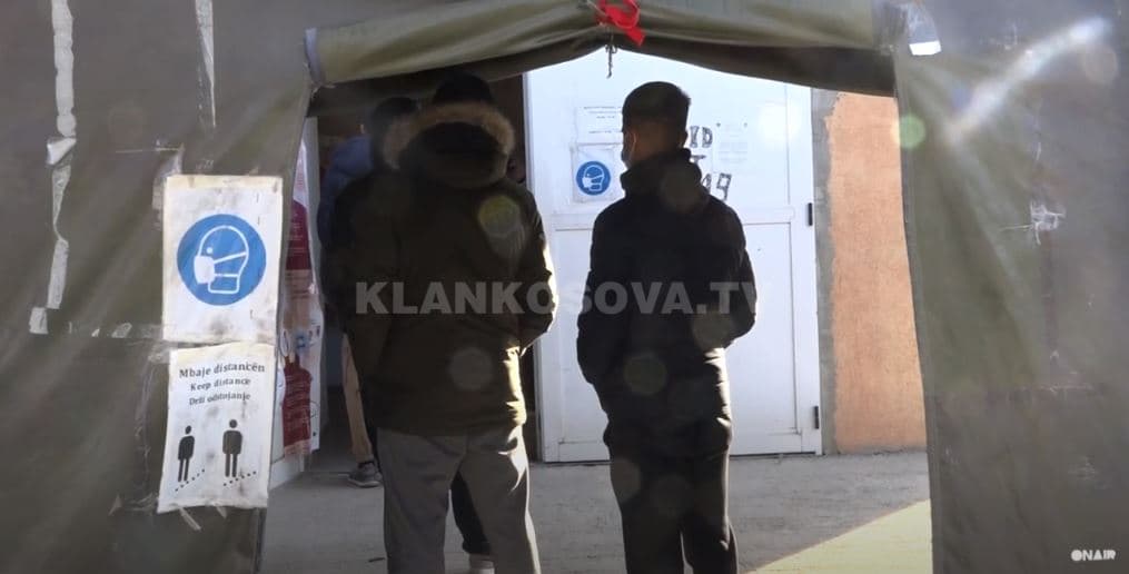 Mërgimtarët “pushtojnë” IKSHPK-në për test PCR (VIDEO)