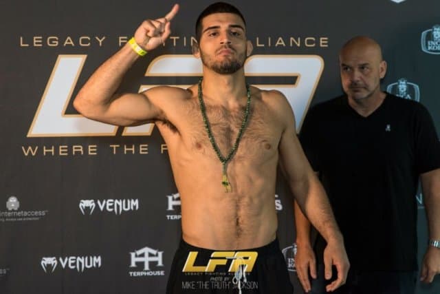UFC: Brahimaj e detyron kundërshtarin ta dorëzojë luftën vetëm pas dy minutave (VIDEO)