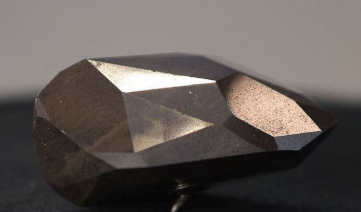 Diamanti i zi miliarda vjeçar “Enigma” shitet për 4.3 milionë dollarë (FOTO)