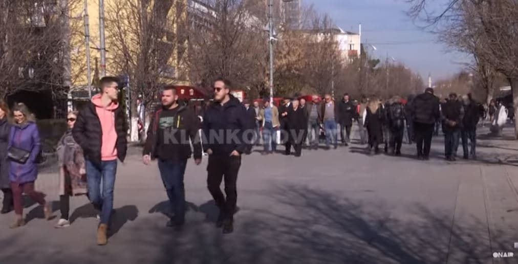 Heqja e maskës në publik, përgjysmohen gjobat e COVID-it (VIDEO)