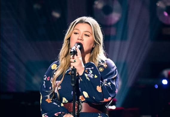 Pas divorcit, Kelly Clarkson kthen mbiemrin e vajzërisë, tani quhet Kelly Brianne