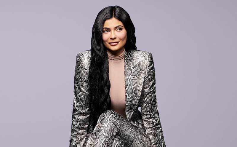 Kylie Jenner zbulon emrin e djalit të saj