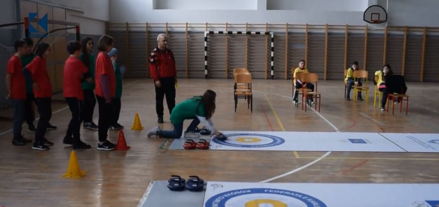 Curlingu, sporti i akullt i cili në Kosovë luhet në parket (VIDEO)
