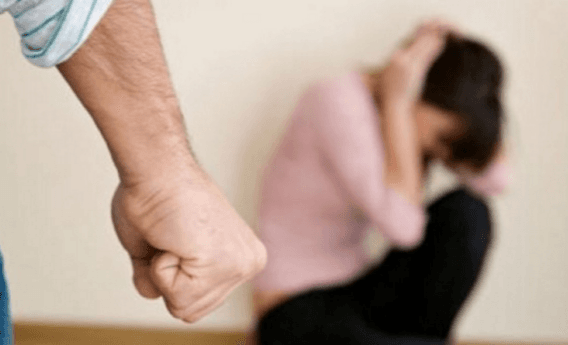 Rrahu gruan dhe nënën, arrestohet