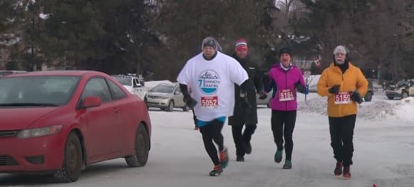 Vrapon në gjysmëmaratonë me 90 fanella veshur (VIDEO)