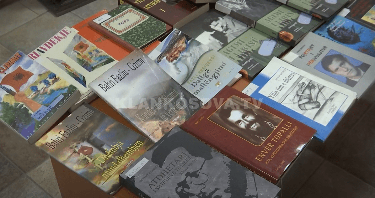 Bëhet ekspozitë me libra që u shkruan nga martirë e heronj (VIDEO)