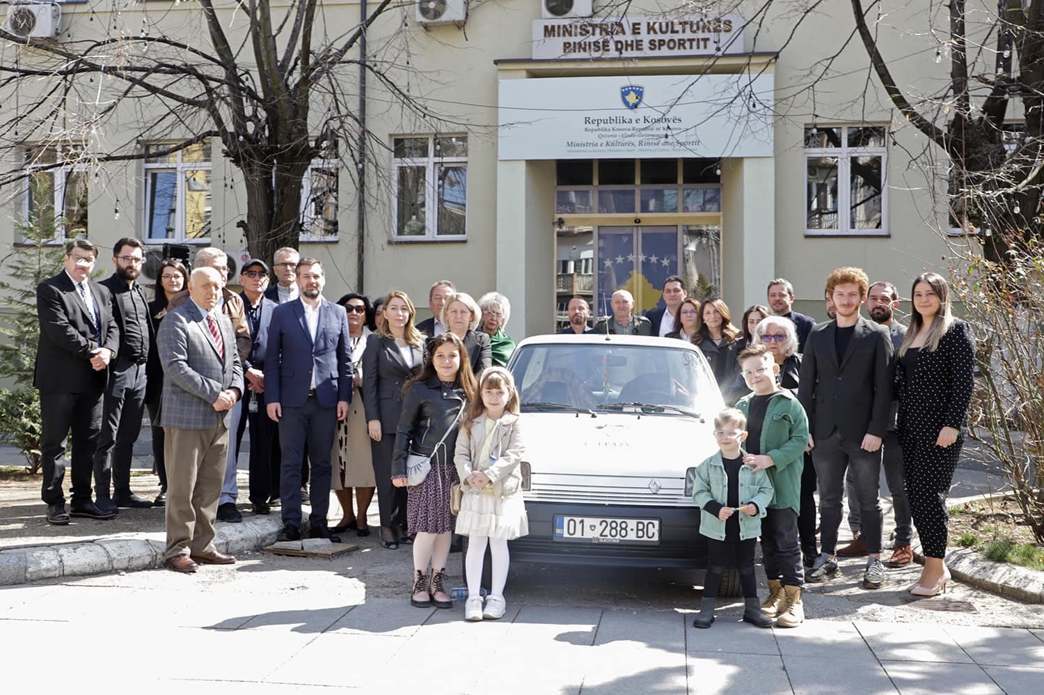 Njëvjetori i vdekjes së Cimës, vetura e tij ikonike dërgohet para Ministrisë së Kulturës