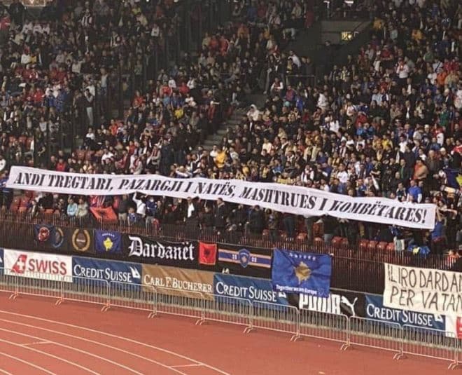"Dardanët" me baner drejtuar Andi Zeqirit: "Andi tregtari, pazargji i natës, mashtrues i kombëtares"