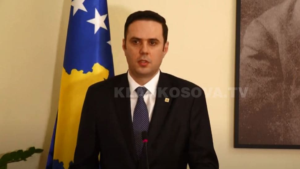 Abdixhiku e bën sefte në Tiranë, pritet si lider (VIDEO)