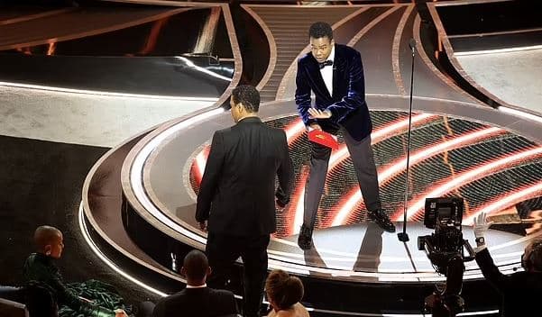 Momente nga prapaskenat, Chris Rock po tentonte të sqarohej me Will Smithin pas incidentit? (VIDEO)