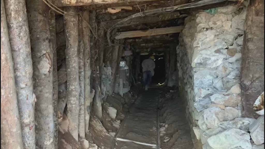 Një i vdekur dhe dy të bllokuar pas shembjes në minierën e Tropojës