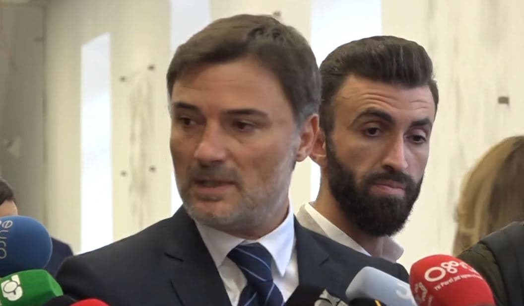 Alibeaj: Berisha është i përjashtuar, erdhi në mënyrë të dhunshme në mbledhjen e grupit