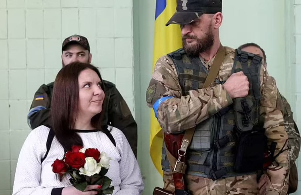“Buqetë mes plumbave” – Çifti ukrainas martohet në Kiev (FOTO)