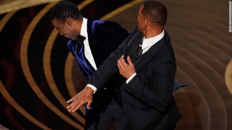 Will Smith goditi me shpullë Chris Rock-un në mes të skenës së Oscars (VIDEO)