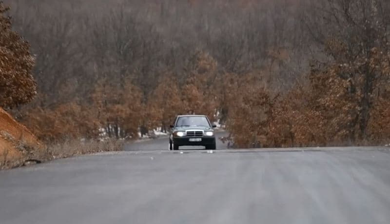 21 vjeçari vozitë veturën dy herë më e vjetër se vet, e ka kujtim nga babai i ndjerë (VIDEO)