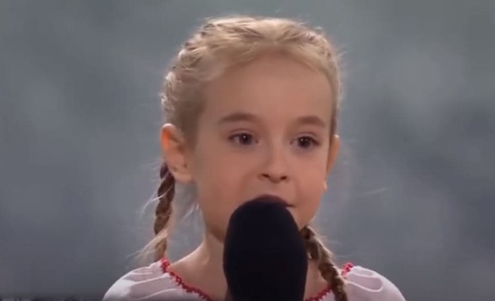Vogëlushja që këndoi “Let It Go” në bunker, performon himnin ukrainas në stadiumin e Polonisë (VIDEO)