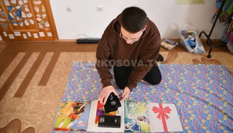 Njihuni me artistin nga Vushtrria, i cili ka një stil interesant të të qepurit të rrobave (VIDEO)