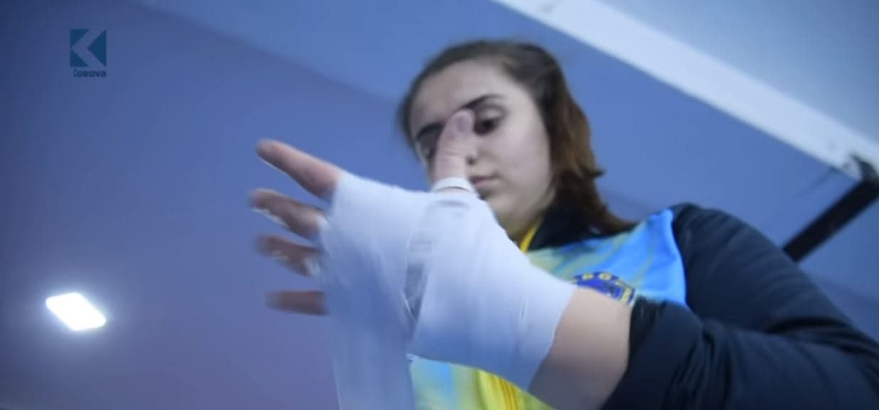 Alnera Ibrahimi, vajza me grushte të hekurta (VIDEO)