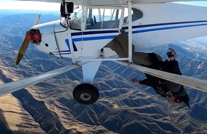 YouTuberi i njohur shokoi opinionin, inskenoi rrëzimin nga aeroplani (VIDEO)