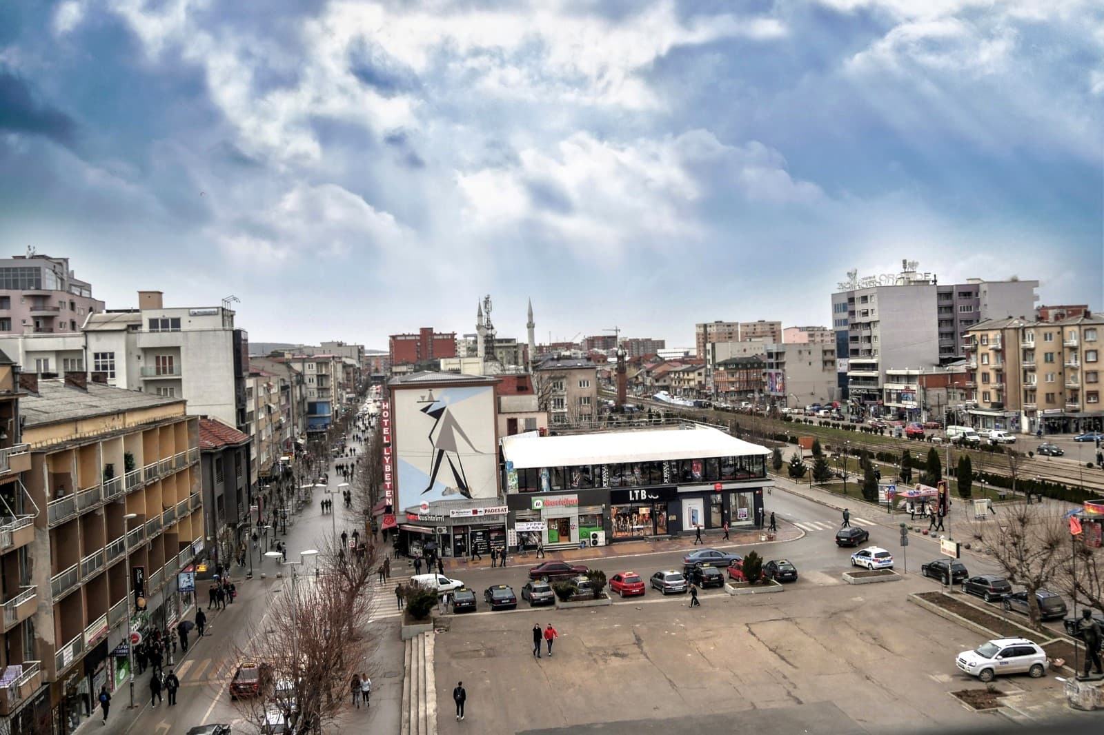 Vidhet arsenal armësh në një shtëpi në Ferizaj