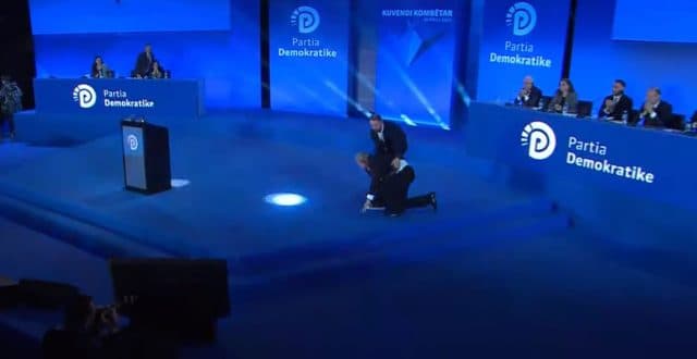 Sali Berisha rrëzohet në skenën e Kuvendit të PD-së (VIDEO)