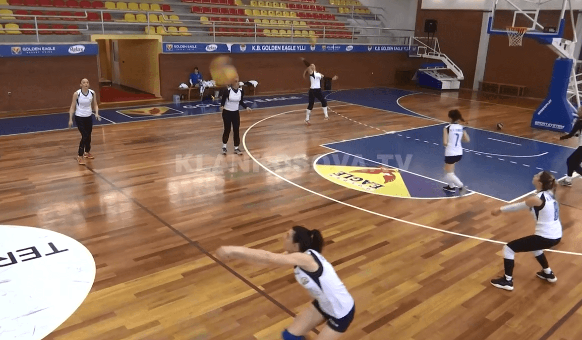 Nëna trajnere e lojtare bashkë me të bijat synon t’ia kthejë namin klubit Gjinoci (VIDEO)