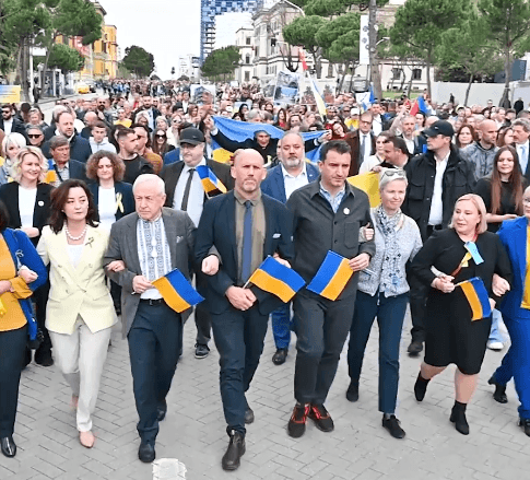 Tirana proteston në mbështetje të Ukrainës (VIDEO)