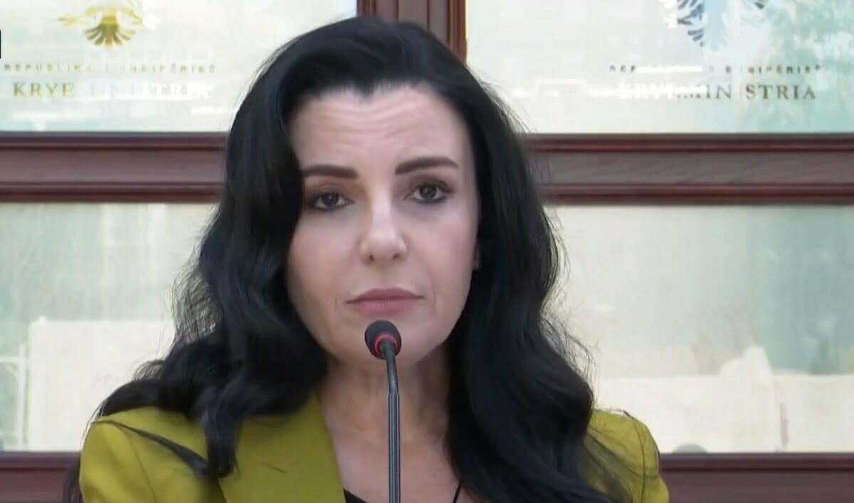 Rritja e çmimit të naftës në Shqipëri, Balluku: Kompensim për transportin urban, mos rritet çmimi i biletës