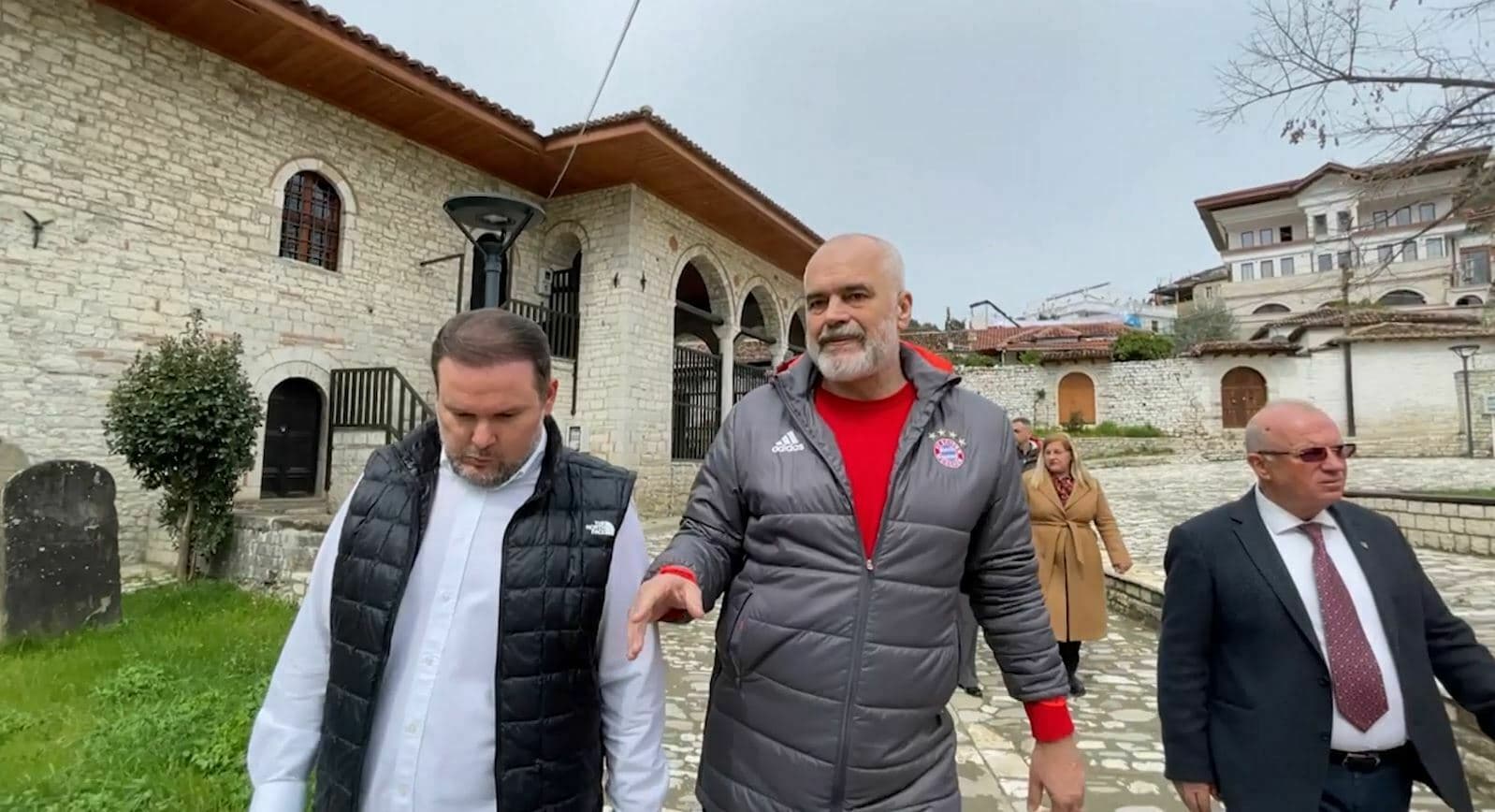 Rama inspekton projektet e Beratit, i tregon kryebashkiakut merakun e tij