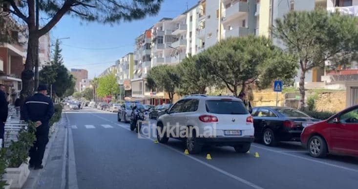 Shtatzëna godet shtatëvjeçaren me veturë, të dyja përfundojnë në spital