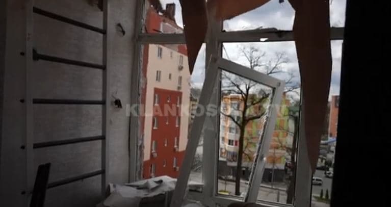 Banorët kthehen në Irpin të Ukrainës, i gjejnë shtëpitë e shkatërruara (VIDEO)