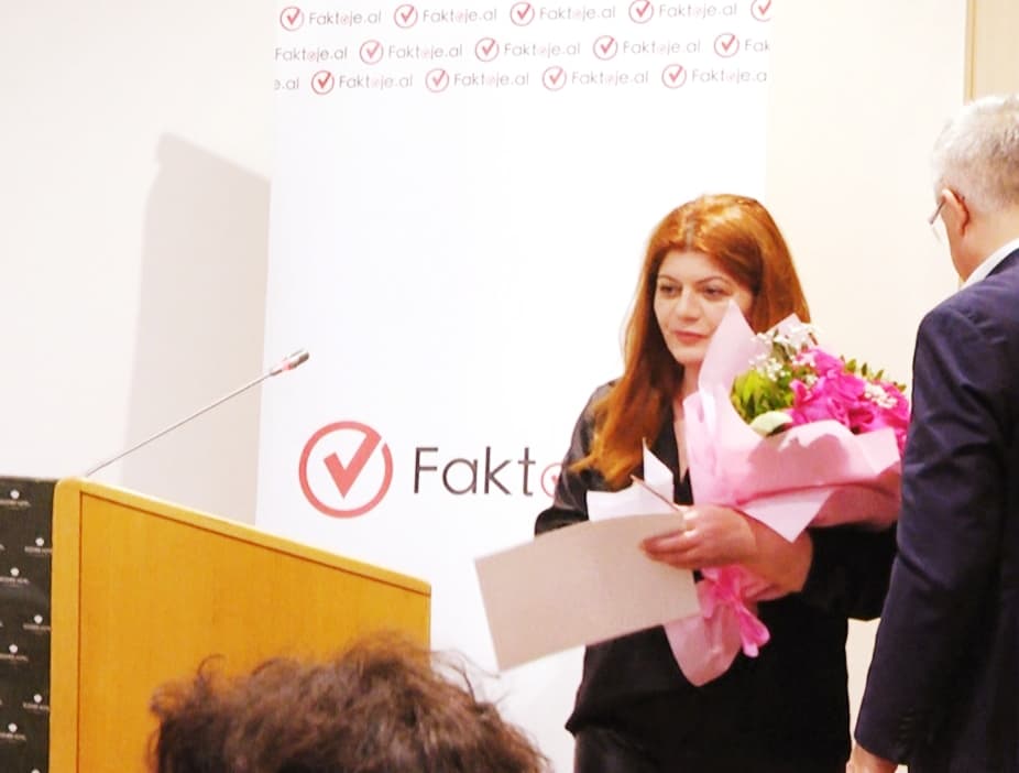 Anila Prifti dekorohet me çmimin “Fatos Baxhaku”: Gazetaria është gjymtuar, ndoshta edhe sëmurë për jetë