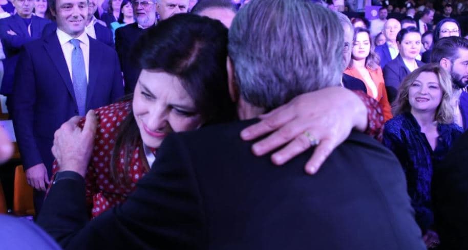 Kuvendi bashkon Topallin me Berishën, përqafime të sinqerta mes dy ish-bashkëpunëtorëve