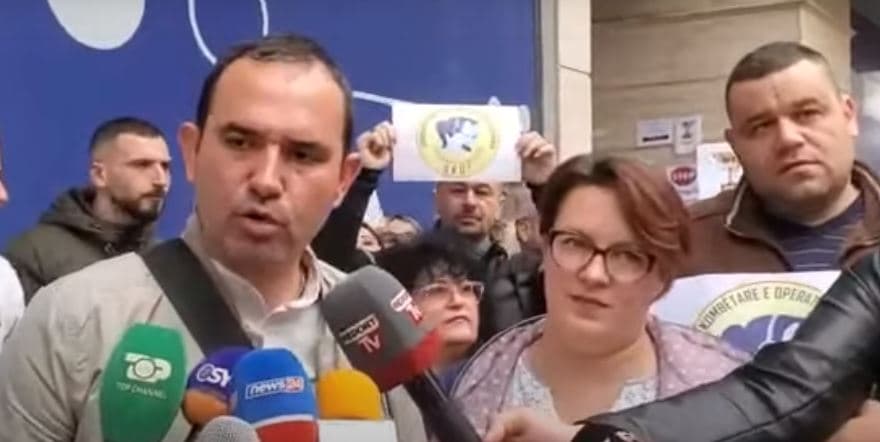 Mbyllet një Call Center në Durrës, dhjetëra punonjës që mbetën pa punë dalin në protestë