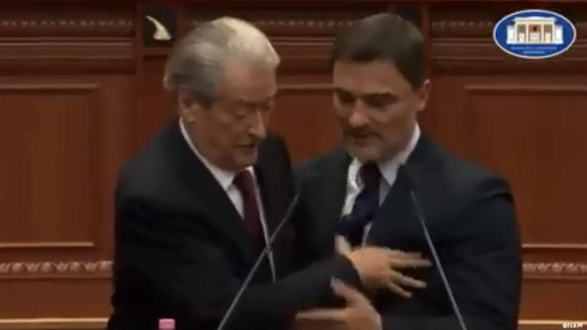 Berisha shtynë ish-partiakun nga foltorja për t'iu përgjigjur Ramës (VIDEO)