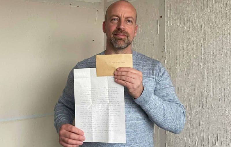 Po pastronte dhomën, 44 vjeçari gjen një letër të shkruar 40 vjet më parë nga një adoleshente (FOTO)