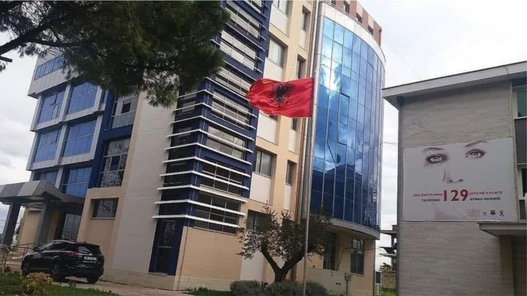 Policia: Valixhja e dyshimtë në Fier ishte bosh dhe e harruar nga një pastruese