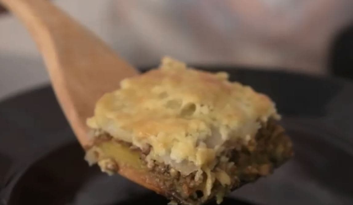 Si përgatitet tava me mish të grirë? (VIDEO)