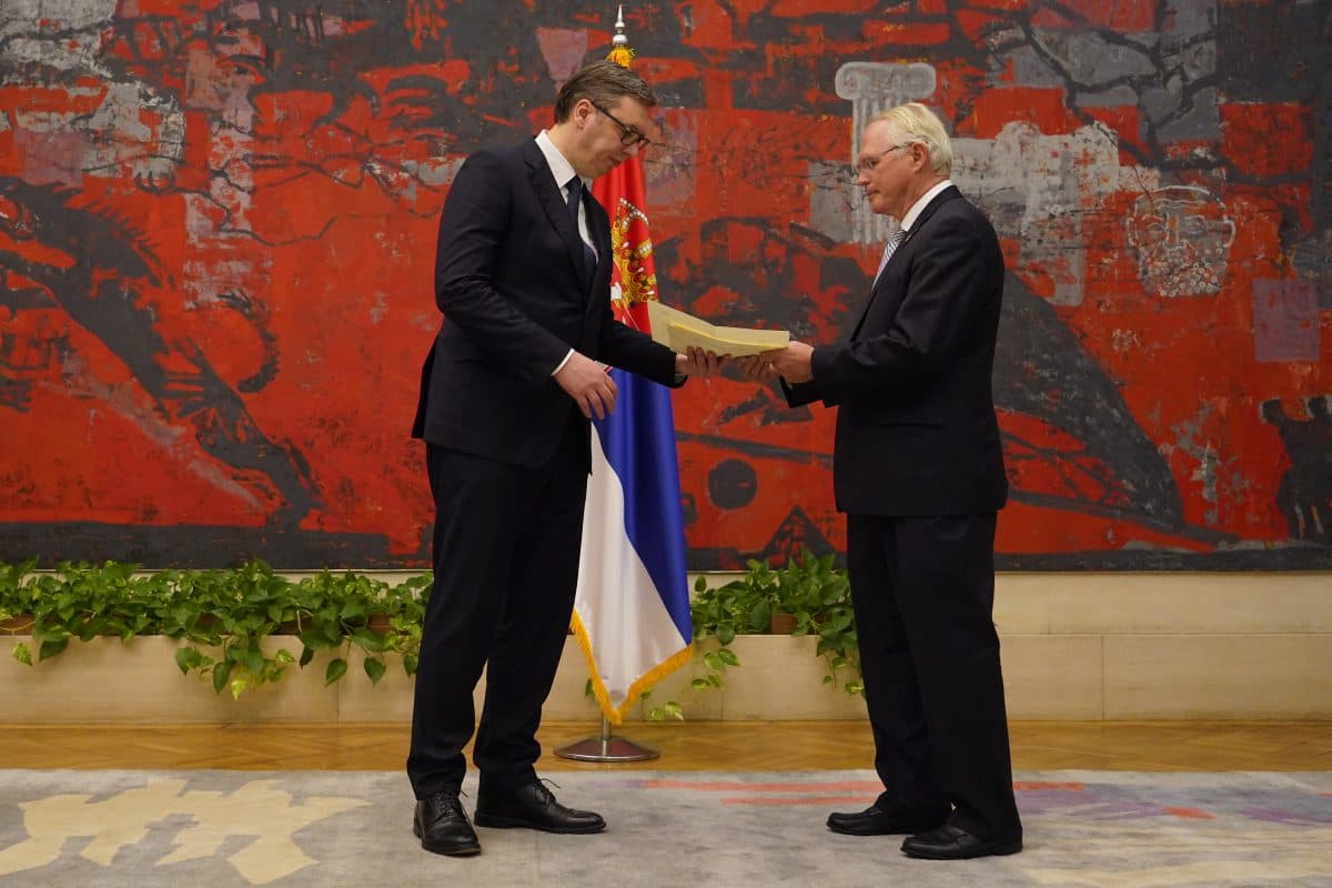 Vuçiq pranon urime nga i dërguari i Amerikës në Serbi