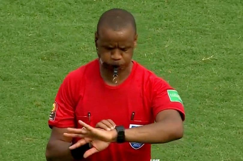 Arbitri që fishkëlleu për përfundim të ndeshjes në minutën e 85-të në AFCON, u zgjodh për Kupën e Botës