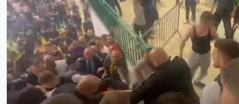 Momenti kur largohet shikuesi i alivanosur nga palestra "Minatori" (VIDEO)