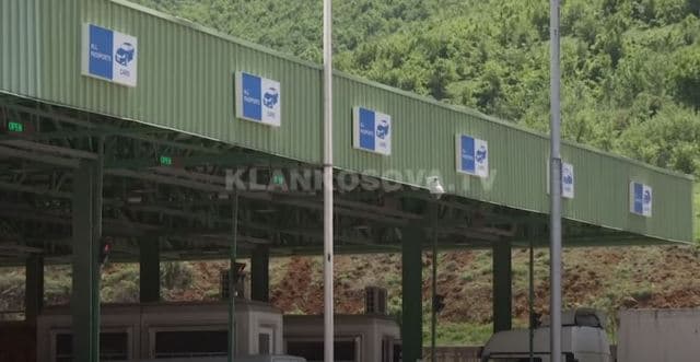 Vozitësi kërcënon me thikë, doganieri mbrohet me kaci (VIDEO)